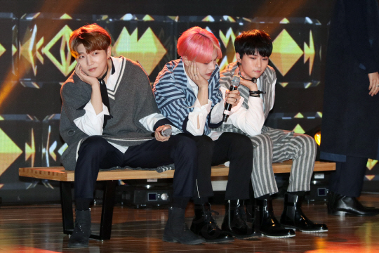 보이 그룹 탑독이 7일 일지아트홀에서 열린 첫 정규앨범 쇼케이스에서 멋진 무대를 선보이고 있다.