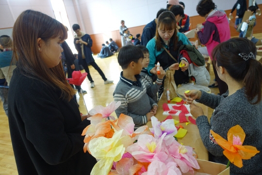 ‘엘리트 한 문화재 한 지킴이’ 참가자들이 지난 6일 대전 동춘당에서 지화꽃과 크리스탈 연꽃 모양의 소원등을 만들며 한국 전통의 아름다움을 배우고 있다./사진제공=형지엘리트