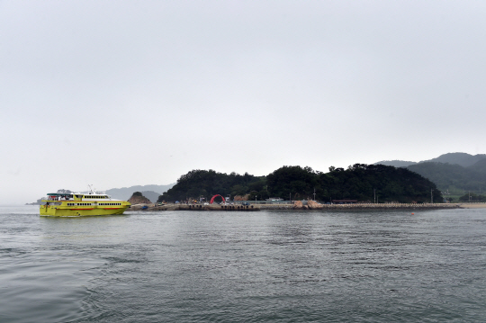 인천 연안부두를 출발한 여객선이 옹진군 자월도 선착장에 접근하고 있다. /사진제공=인천시