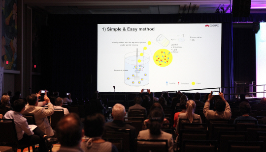 최근 미국 플로리다주 올랜도에서 열린 2016 세계화장품학회에서 참석자들이 코스맥스의 ‘저 에너지 공법을 이용한 나노 에멀전 제조 기술’에 대한 설명을 듣고 있다. /사진제공=코스맥스