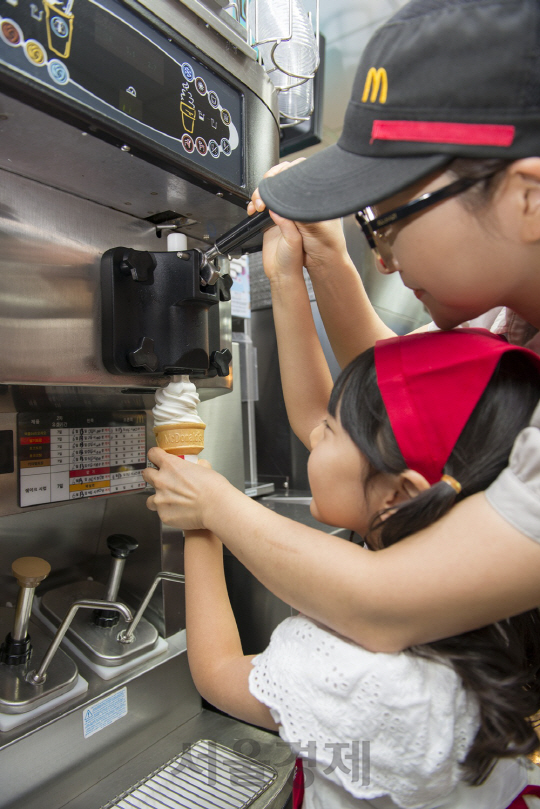 지난 4일과 5일 전국 맥도날드 매장에서 열린 위생 캠페인 ‘맥도날드 내셔널 오픈 데이’에서 참여 아동이 매장 크루와 함께 직접 아이스크림 콘을 만들어보고 있다./사진제공=맥도날드