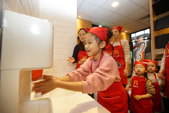 지난 4일과 5일 전국 맥도날드 매장에서 진행된 맥도날드 ‘내셔널 오픈데이’ 행사에 참여한 어린이가 행사 참여에 앞서 손을 씻고 있다./사진제공=맥도날드