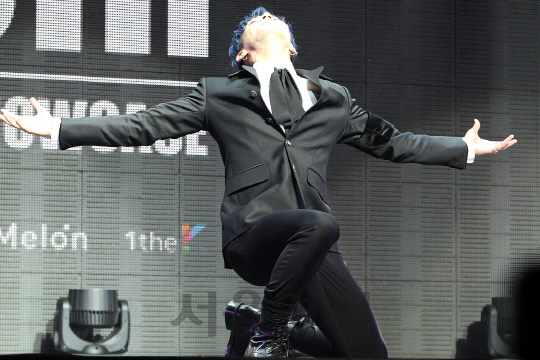 /7일 오후 블루스퀘어 삼성전자홀에서 아이돌 B.A.P가 두번째 정규앨범 쇼케이스에서 멤버 종업이 포토타임을 갖고있다.