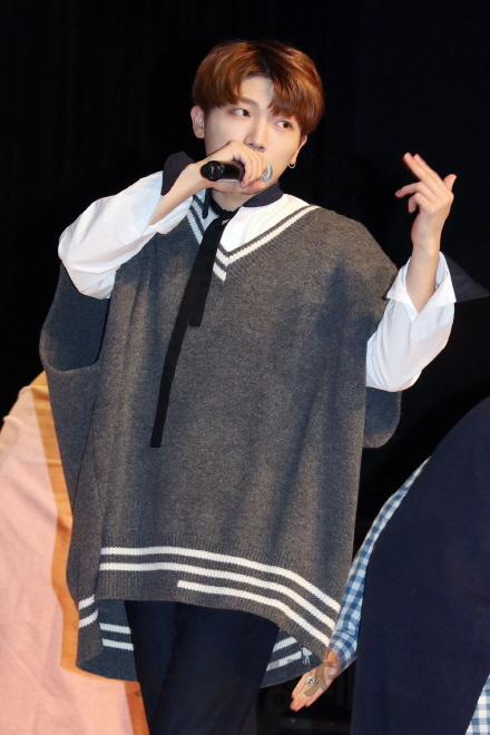 보이 그룹 탑독의 멤버 야노가 7일 일지아트홀에서 열린 첫 정규앨범 쇼케이스에서 멋진 무대를 선보이고 있다.