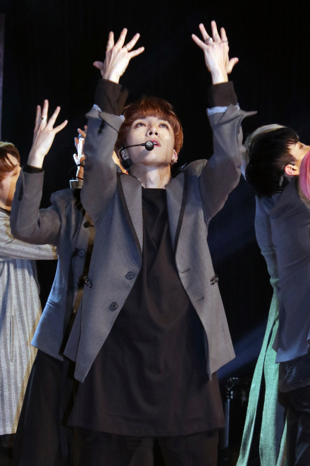 보이 그룹 탑독의 멤버 P군이 7일 일지아트홀에서 열린 첫 정규앨범 쇼케이스에서 멋진 무대를 선보이고 있다.