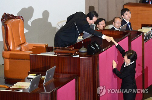 박근혜 대통령이 지난 10월 24일 국회 본회의장에서 2017년도 예산안 시정연설을 마친 뒤 정세균 국회의장과 악수하고 있다./연합뉴스