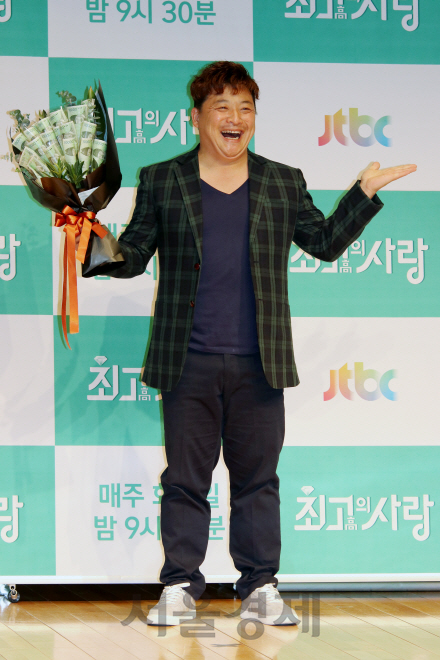 윤정수가 8일 열린 JTBC ‘님과 함께 시즌2-최고의 사랑’ 기자간담회에 참석해 포토타임을 갖고 있다.
