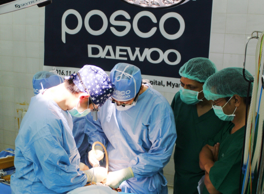 포스코대우가 사단법인 세민얼굴기형돕기회와 함께 지난 7일부터 오는 11일까지 미얀마에서 안면기형 어린이 50여명에게 무료 수술을 지원하고 수술장비·의료용품·의약품을 기증하는 의료봉사활동을 벌인다. 봉사활동에 참여한 의료진이 수술을 하고 있다. /사진제공=포스코대우
