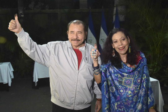 다니엘 오르테가 니카라과 대통령과 그의 러닝메이트로 출마한 부인 로사리오 무리요 여사가 6일(현지시간) 니카라과 수도 마나과의 한 투표소에서 대통령선거에 한 표를 행사한 후 지지자들의 성원에 답하고 있다.    /마나과=EPA연합뉴스