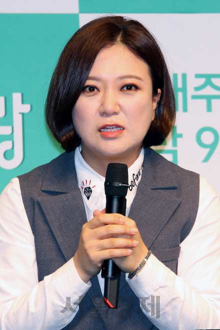 김숙이 8일 열린 JTBC ‘님과 함께 시즌2-최고의 사랑’ 기자간담회에 참석해 인사말을 하고 있다.