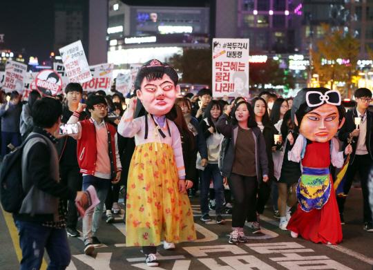 울산 남구 롯데백화점 앞에서 5일 오후 민중총궐기 울산준비위원회 주최로 ‘울산시민 시국행동’이 열렸다. 이날 집회에 참가한 청소년들의 모습./연합뉴스