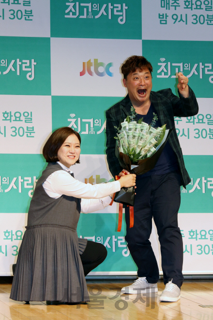 김숙과 윤정수가 8일 열린 JTBC ‘님과 함께 시즌2-최고의 사랑’ 기자간담회에 참석해 포토타임을 갖고 있다.