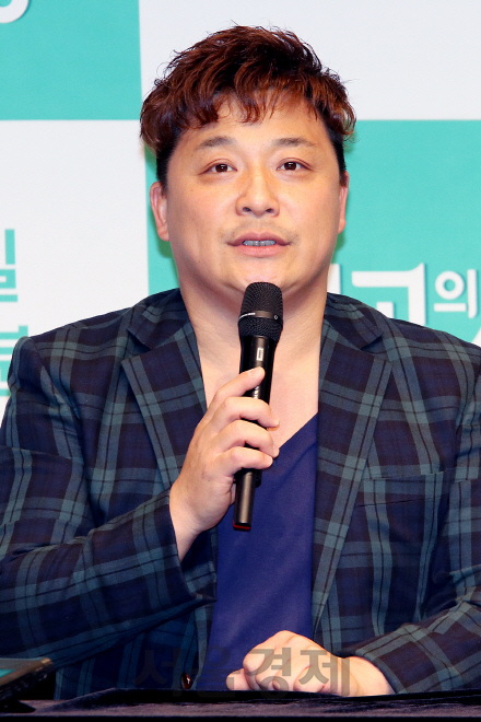 윤정수가 8일 열린 JTBC ‘님과 함께 시즌2-최고의 사랑’ 기자간담회에 참석해 인사말을 하고 있다.