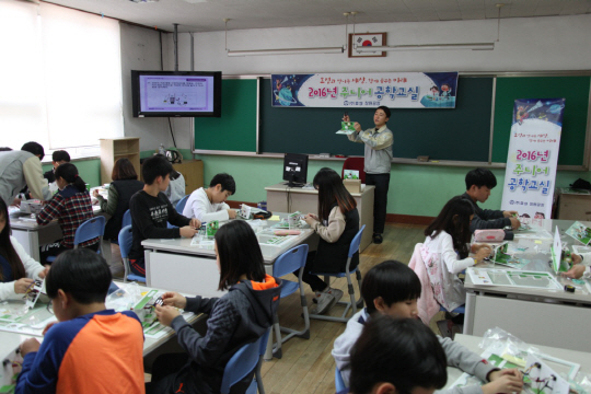 효성 창원공장 직원들이 지난 7일 경남 창원 대원초등학교에서 강사로 나서 학생들이 변압기의 원리를 이해하고 모형을 직접 제작해볼 수 있는 ‘주니어 공학교실’ 수업을 하고 있다. /사진제공=효성