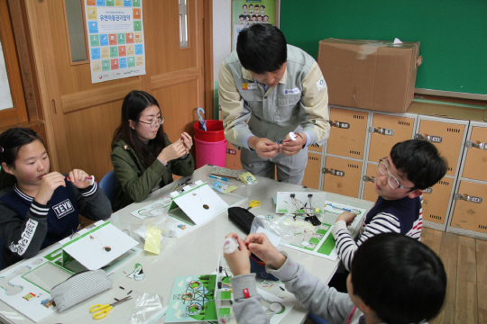 효성 창원공장 직원들이 지난 7일 경남 창원 대원초등학교에서 강사로 나서 학생들이 변압기의 원리를 이해하고 모형을 직접 제작해볼 수 있는 ‘주니어 공학교실’ 수업을 하고 있다. /사진제공=효성