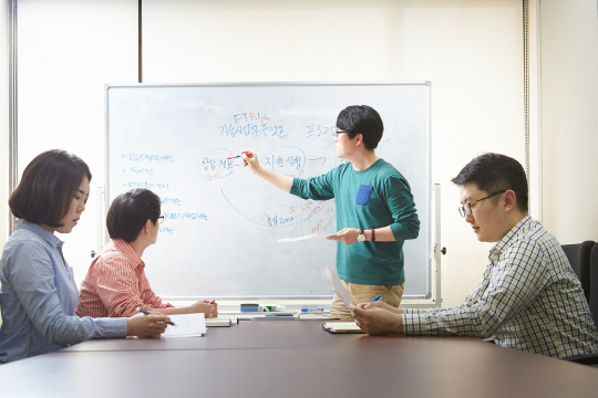 한국전자통신연구원(ETRI) 사업화본부 연구원들이 중소기업 및 창업기업, 기술창업 지원 등에 대해 회의하고 있다. /사진제공=한국전자통신연구원