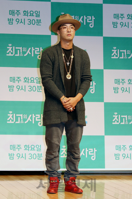 크라운제이가 8일 열린 JTBC ‘님과 함께 시즌2-최고의 사랑’ 기자간담회에 참석해 포토타임을 갖고 있다.
