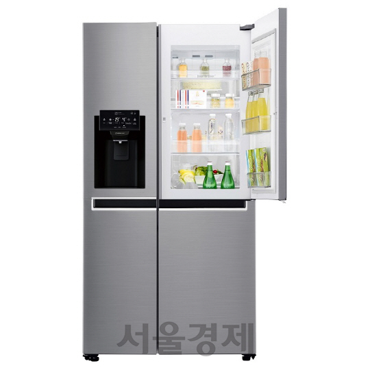 스페인 소비자 매체 ‘오시유 콤프라 마에스트라’가 실시한 양문형 냉장고 성능 평가에서 1위를 차지한 LG 양문형 냉장고 모습/사진제공=LG전자