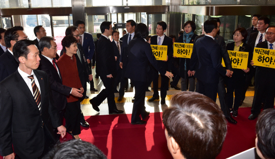 박근혜 대통령이 8일 오전 정세균 국회의장을 만나기 위해 국회를 방문하고 있다. 박 대통령의 앞쪽으로는 야당 의원들이 하야를 요구하는 피켓을 들고 있다. /연합뉴스