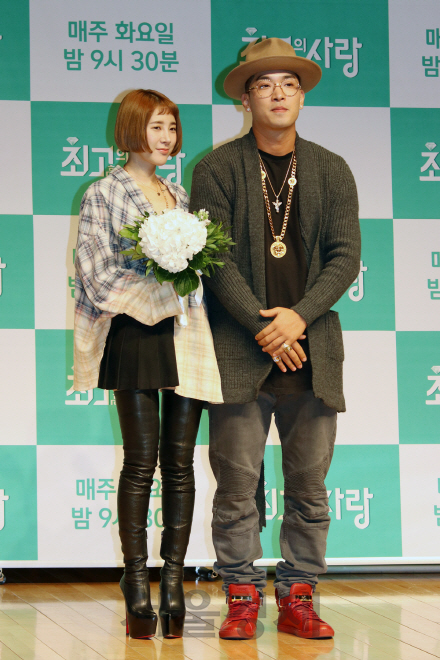 가수 서인영과 크라운제이가 8일 열린 JTBC ‘님과 함께 시즌2-최고의 사랑’ 기자간담회에 참석해 포토타임을 갖고 있다.