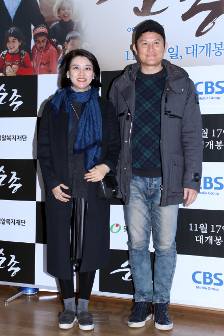 배우 강성진과 아내 이현영이 8일 열린 영화 ‘순종’ VIP 시사회에 참석해 포토타임을 갖고 있다.