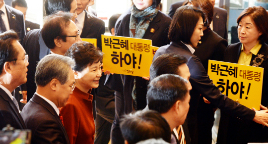 박근혜 대통령이 8일 오전 정세균 국회의장과 면담하기 위해 국회를 방문, 본청 로텐더홀로 들어서면서 퇴진 촉구 피켓 시위를 하는 정의당 의원들 앞을 지나고 있다.  /연합뉴스