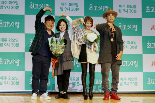 윤정수, 김숙, 서인영, 크라운제이가 8일 열린 JTBC ‘님과 함께 시즌2-최고의 사랑’ 기자간담회에 참석해 포토타임을 갖고 있다.