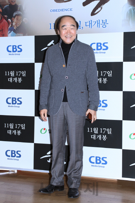 배우 장광이 8일 열린 영화 ‘순종’ VIP 시사회에 참석해 포토타임을 갖고 있다.