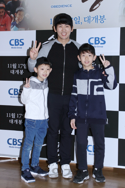 VOS 박지헌이 두 아들과 함께 8일 열린 영화 ‘순종’ VIP 시사회에 참석해 포토타임을 갖고 있다.