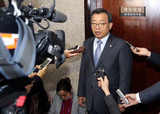 이정현 새누리당 대표가 8일 오전 국회 당 대표실 앞에서 기자들의 질문에 답하고 있다. /연합뉴스