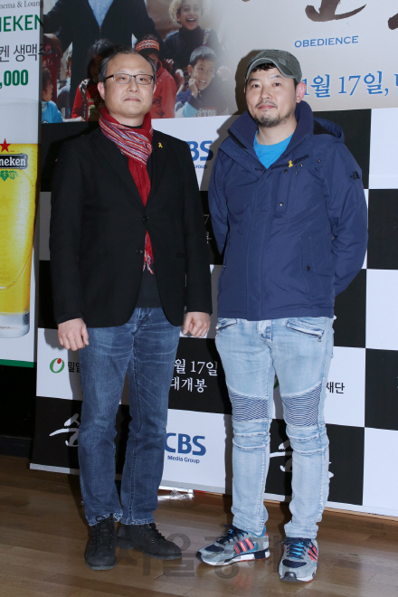 김동민 감독과 이주훈 감독이 8일 열린 영화 ‘순종’ VIP 시사회에 참석해 포토타임을 갖고 있다.