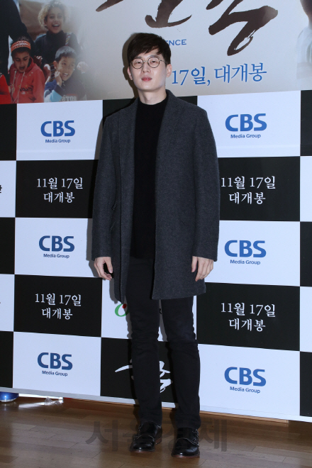 가수 커피소년이 8일 열린 영화 ‘순종’ VIP 시사회에 참석해 포토타임을 갖고 있다.