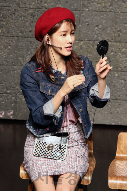 배우 양지원이 8일 열린 뮤지컬 ‘담배가게 아가씨 시즌2’ 프레스콜에서 열연하고 있다.