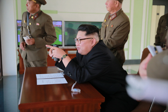 북한 조선중앙통신은 지난 4일 김정은 북한 노동당 위원장이 군부대 직속 특수작전 대대를 시찰했다며 관련 사진을 보도했다. 조선중앙통신은 이 사진의 촬영 일자는 밝히지 않았다./연합뉴스