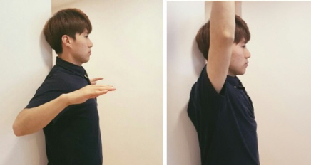 벽에 기댄 후 두 어깨를 크게 돌려주면 어깨 근육이 풀리면서 목 통증도 줄어든다.