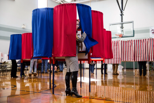 8일(현지시간) 미국 뉴햄프셔주에서 한 시민이 투표소에서 투표한 후에 나오고 있다. /AFP연합뉴스