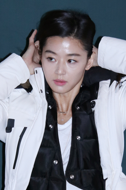 배우 전지현이 9일 열린 네파 ‘따뜻한 세상’ 캠페인에 참석해 포즈를 취하고 있다.