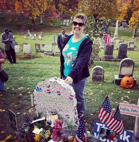 미국 뉴욕 로체스터 수전 B. 앤서니의 묘지를 방문한 한 시민이 묘비에 ‘나는 투표했다’ 스티커를 붙이고 있다. /인스타그램 캡처