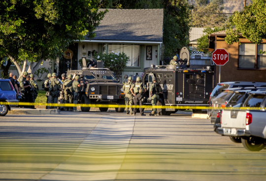 8일(현지시간) 미국 캘리포니아주 아주사에서 경찰 특수기동대(SWAT)팀 대원들이 투표소로 향하던 사람들을 총으로 쏜 용의자를 추격하기 위해 출동했다./AP연합뉴스