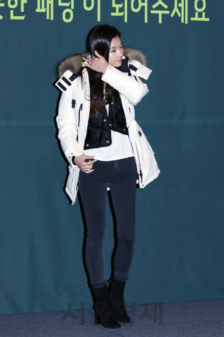 배우 전지현이 9일 열린 네파 ‘따뜻한 세상’ 캠페인에 참석하고 있다.