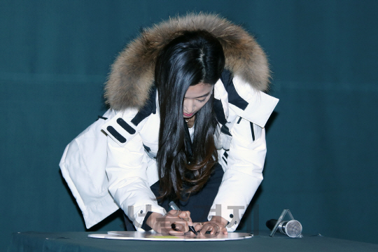 배우 전지현이 9일 열린 네파 ‘따뜻한 세상’ 캠페인에 참석해 포즈를 취하고 있다.