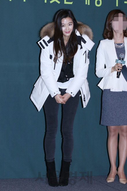배우 전지현이 9일 열린 네파 ‘따뜻한 세상’ 캠페인에 참석했다.