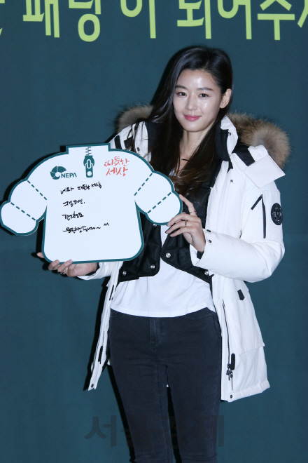 배우 전지현이 9일 열린 네파 ‘따뜻한 세상’ 캠페인에 참석해서 포즈를 취하고 있다.