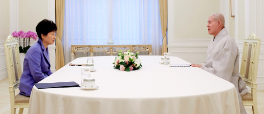 박근혜 대통령이 9일 청와대에서 자승 조계종 총무원장과 대화하고 있다. /사진제공=청와대