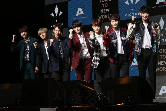 신인 보이그룹 빅톤이 31일 열린 데뷔 미니 앨범 ‘보이스 투 뉴 월드’ 쇼케이스에서 포토타임을 갖고 있다.