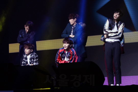 신인 보이그룹 빅톤이 9일 열린 데뷔 미니 앨범 ‘보이스 투 뉴 월드’ 쇼케이스에서 멋진 무대를 펼쳐 보이고 있다.