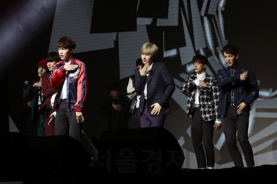 신인 보이그룹 빅톤이 9일 열린 데뷔 미니 앨범 ‘보이스 투 뉴 월드’ 쇼케이스에서 멋진 무대를 펼쳐 보이고 있다.