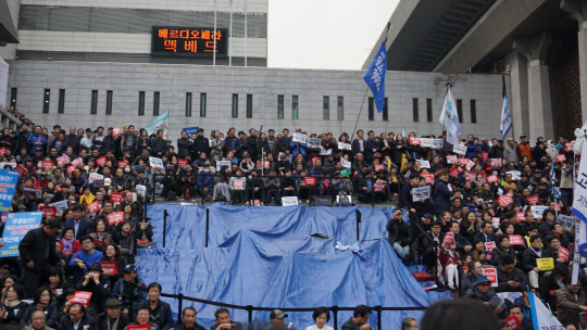 지난 5일 광화문 광장에서 ‘박근혜 대통령 퇴진’ 집회를 벌이고 있는 집회 참가자들./이종호기자