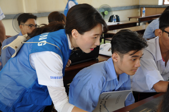 삼성전자 임직원 해외봉사단이 베트남 하노이 인근 타이응웬성에서 현지 청년들을 대상으로 IT 교육을 실시하고 있다. /사진제공=삼성전자
