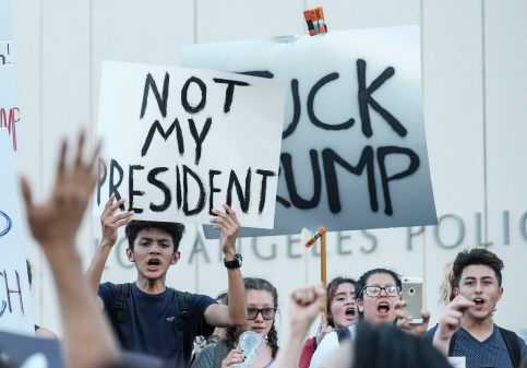 미국 캘리포니아주 로스앤젤레스 시청 밖에서 도널드 트럼프의 대통령 당선에 반발하는 시위대가 “나의 대통령이 아니다”라고 쓰인 플래카드를 들고 구호를 외치고 있다. /로스앤젤레스=AFP연합뉴스